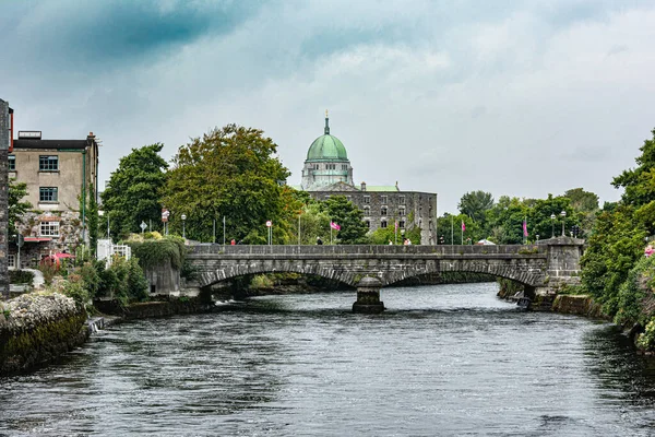 Vista Ponte Sobre Rio Corrib Com Catedral Fundo Galway Irlanda — Fotografia de Stock