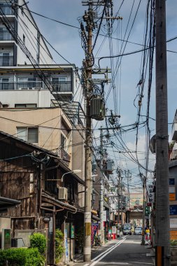 Mansaku Galerisi, Kyoto yakınlarındaki Fuyacho Dori sokaklarında elektrik kabloları var.