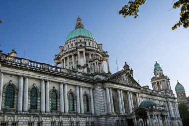 Belfast, Kuzey İrlanda, Birleşik Krallık - 2 Eylül 2021 Belfast Belediye Binası girişi