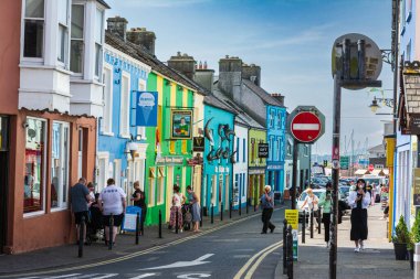 Dingle, İrlanda, Avrupa - 6 Eylül 2021: Dingle şehir merkezinde sokak