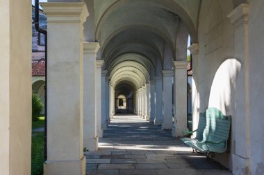 Collegno, İtalya, Avrupa - 1 Eylül 2020: Collegno 'daki Certosa Reale' nin içindeki galeri