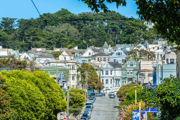 カリフォルニア州サンフランシスコ 2022年4月18日 カール通りからクレイトン通りを望むカラフルな長屋 — ストック写真