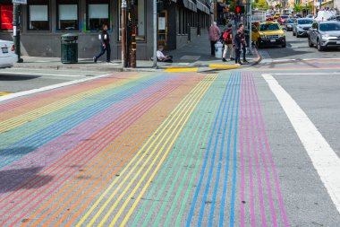 San Francisco, California, ABD - 20 Nisan 2022: Castro Bölgesi 'nde renkli yaya geçidi