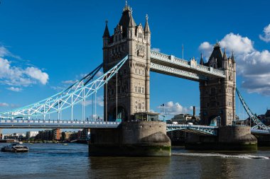 Londra, İngiltere, Birleşik Krallık - 24 Ağustos 2022: Thames Nehri üzerindeki Tower Köprüsü manzarası