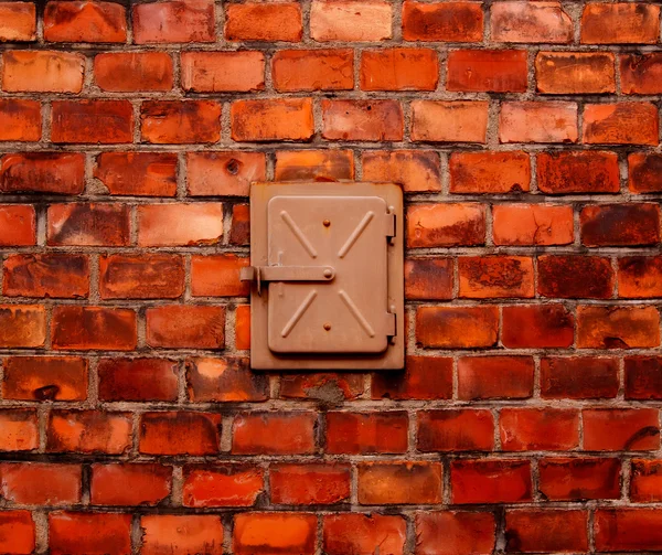 Parede de tijolo e porta de aço construída — Fotografia de Stock