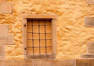 Antik kilise duvarındaki tuğla-up pencere