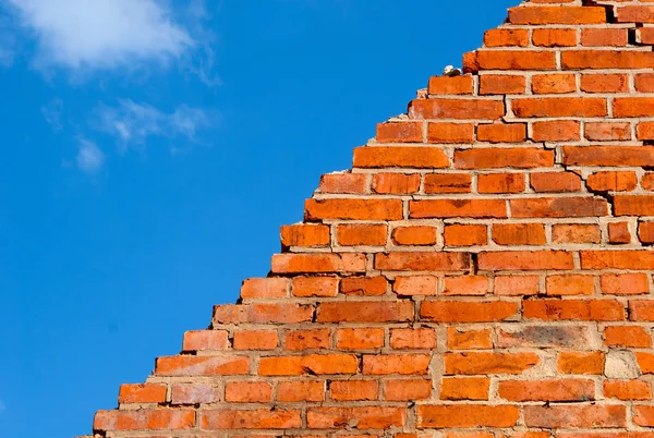 Mur de briques brisé contre le ciel — Photo