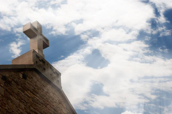 Cruz de piedra a la luz del sol —  Fotos de Stock