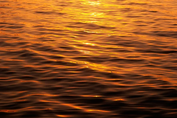 Surface de l'eau à la lumière du soleil couchant — Photo