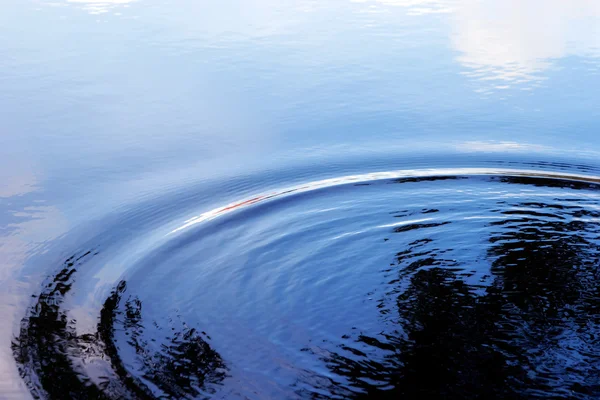 Wellen auf dem Wasser und Spiegelung des Himmels — Stockfoto