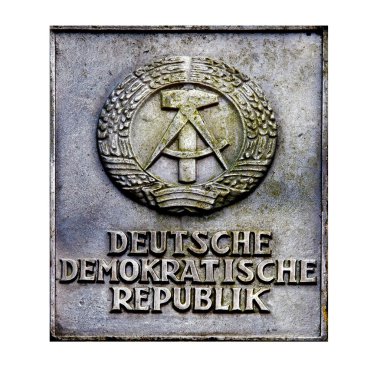 beyaz zemin üzerine Alman Demokratik Cumhuriyeti arması