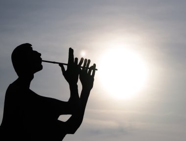 flütçü anıt gökyüzü ve güneş karşı
