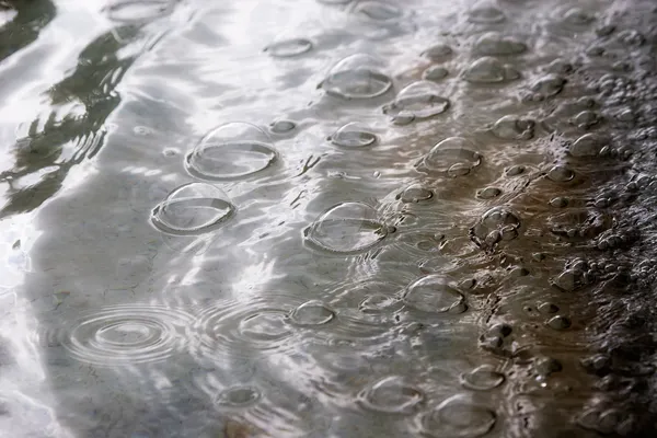 Bubblor på vattenytan — Stockfoto