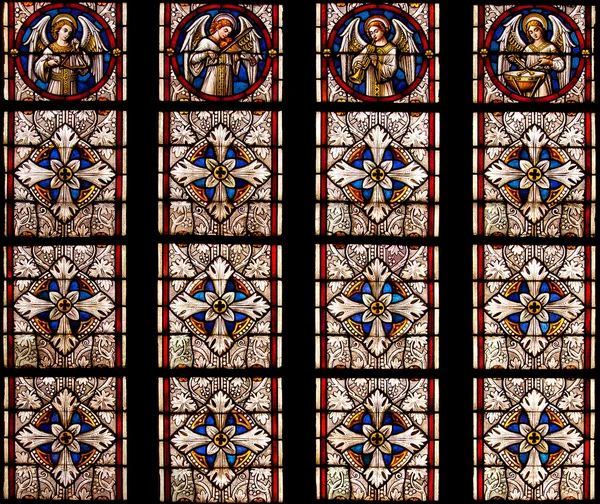 Vidrio ornamental de color de la ventana de una iglesia — Foto de Stock