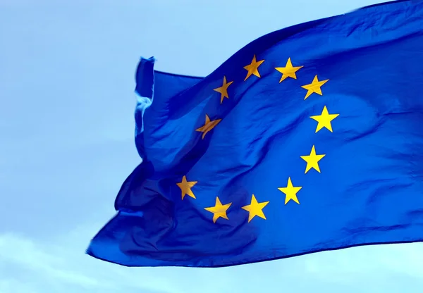 Vlajka Evropské unie proti obloze — Stock fotografie
