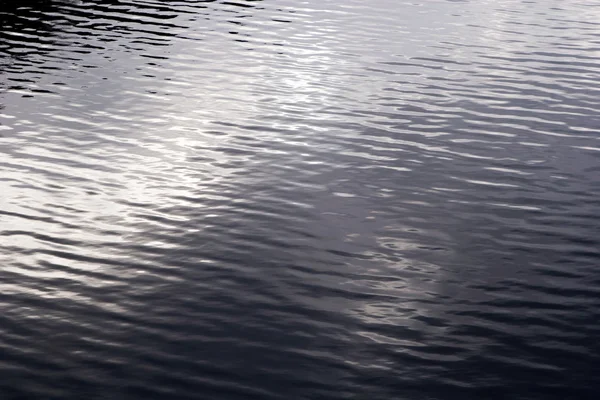 A superfície da água do lago — Fotografia de Stock