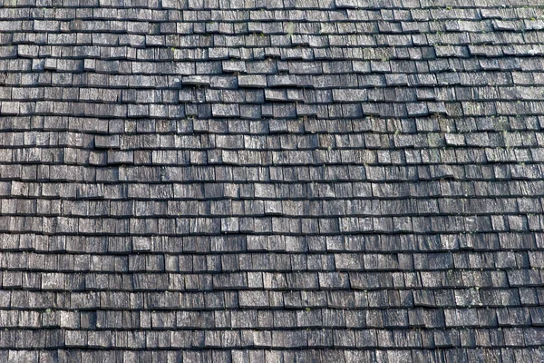 Holzziegel auf dem Dach des Hauses — Stockfoto