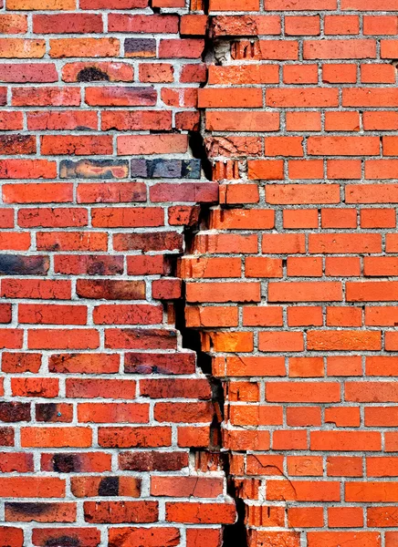 Pared de ladrillo de fondo con grieta — Foto de Stock