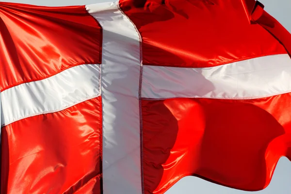 Bandera danesa en el viento —  Fotos de Stock