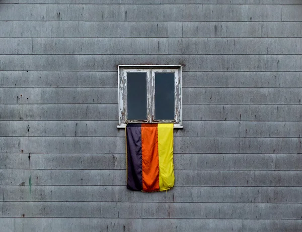 Немецкий флаг в окне дома — стоковое фото