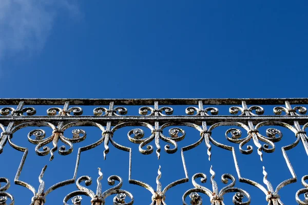 Corrimão contra o céu azul — Fotografia de Stock