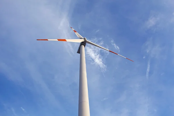 Turbina de viento contra un cielo azul — Foto de Stock