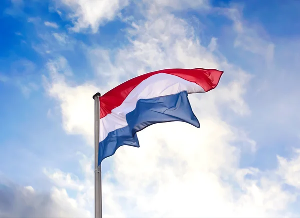 Vlag van Nederland tegen de hemel — Stockfoto