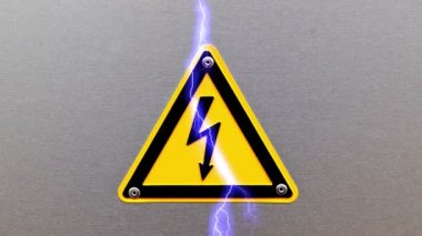 yüksek gerilim işareti metal zemin