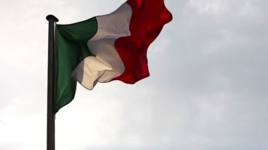 Rüzgardaki bir İtalyan bayrağı