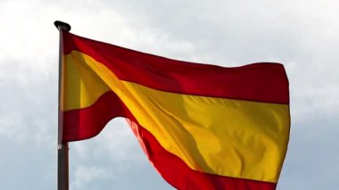 Rüzgarda İspanyol bayrağı