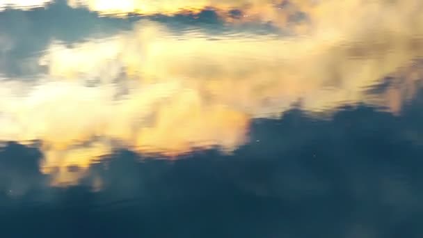 Nubes y reflejo del cielo en el agua — Vídeos de Stock