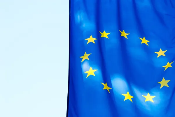Bandeira da UE contra o céu — Fotografia de Stock