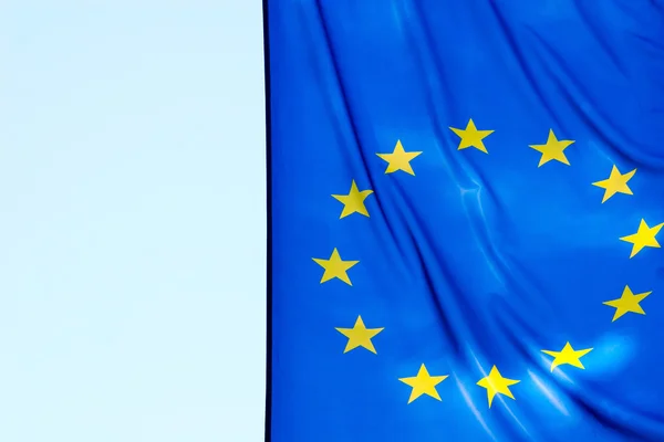 Fragment van de vlag van de eu tegen de hemel — Stockfoto