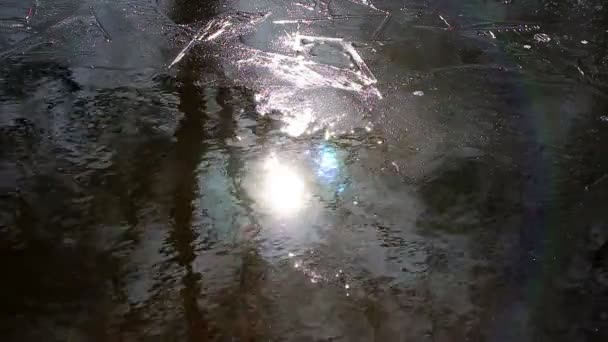 La fusión primaveral del hielo y el reflejo del sol en el agua — Vídeo de stock