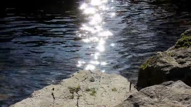 Fiamma solare sul fiume e rocce — Video Stock