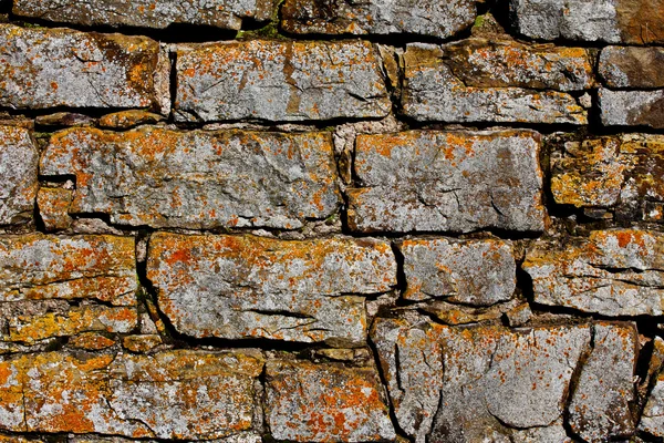 Antigua pared de piedra a la luz del sol — Foto de Stock
