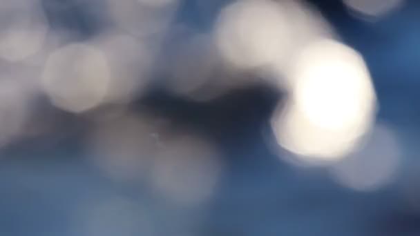 torches de soleil bokeh réfléchies par le courant d'eau 