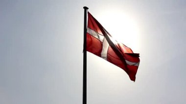 güneşe karşı Danimarka bayrağı