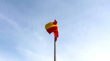 Rüzgarda İspanyol bayrağı
