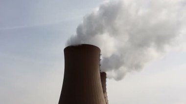 nükleer santral ve duman gökyüzüne karşı