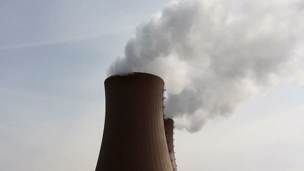 Central nuclear y humo contra el cielo — Vídeo de stock