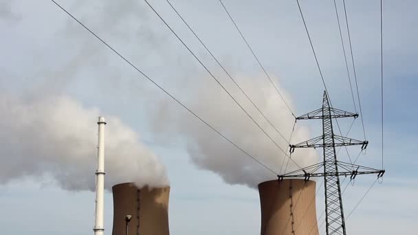 Kärnkraftverk och högspänningsledningar mot himlen — Stockvideo