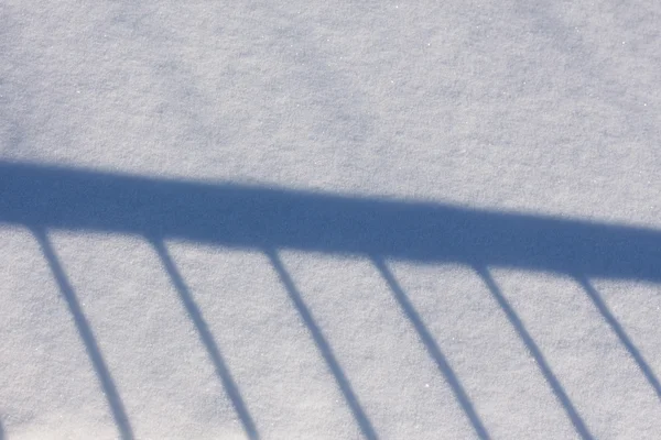 Ombra di ringhiera sulla neve — Foto Stock