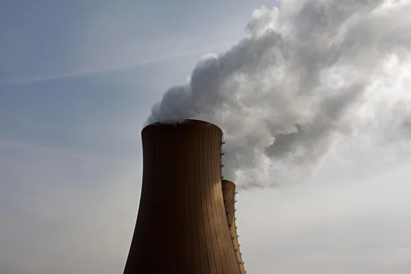 原子力発電所と空を背景に煙 — ストック写真