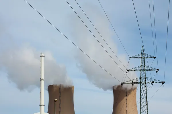 Planta nuclear y líneas de alta tensión contra el cielo — Foto de Stock