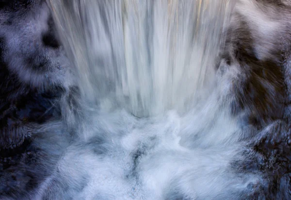 Kaskade des fallenden Wassers — Stockfoto