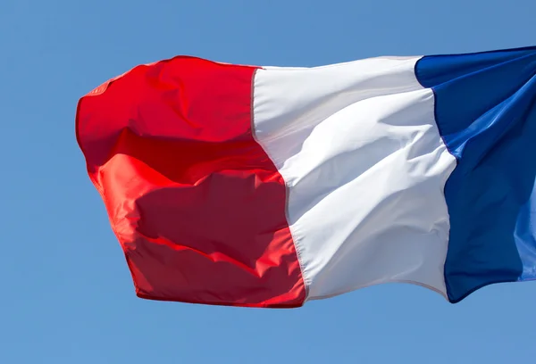 Bandera de Francia al viento contra el cielo azul —  Fotos de Stock