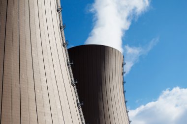 gökyüzüne karşı nükleer enerji santrali