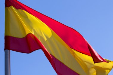 mavi gökyüzünde bir arka plan üzerine İspanyol bayrağı