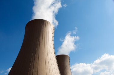 bulutlar ve gökyüzü karşı nükleer enerji santrali